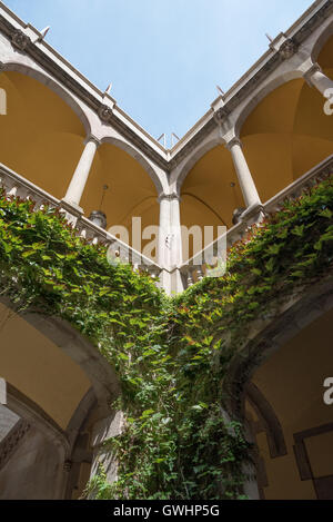 Abstrakte Winkel.  Nach oben auf die Formen und Linien von Balkon im 1. Stock und Torbögen Arxiu De La Corona d'Arago erstellt. Stockfoto