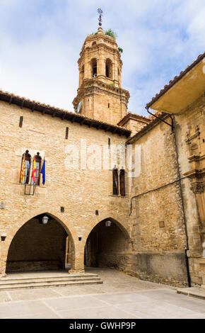 Glockenturm der Kirche von der Reinigung und das alte Rathaus La Iglesuela del Cid, Teruel, Aragon, Spanien Stockfoto