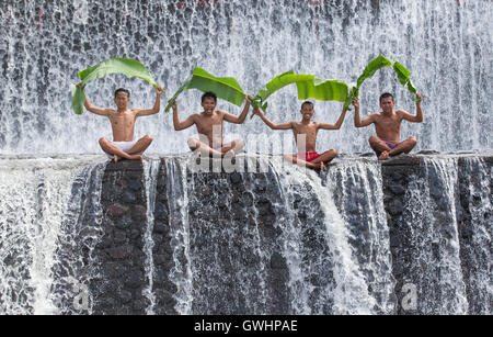 Bali, Indonesien, 11. September 2016: Indonesischen Jungen Spaß an einem Wasserfall Stockfoto