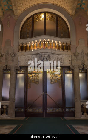 Der großzügige Innenraum des Palau De La Musica Catalana, mit seiner kunstvollen Glasmalereien, dekoriert Mauerwerk und kreatives Design. Stockfoto