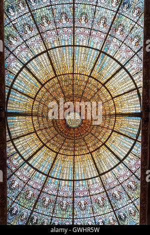 Der großzügige Innenraum des Palau De La Musica Catalana, mit seiner kunstvollen Glasmalereien, dekoriert Mauerwerk und kreatives Design. Stockfoto