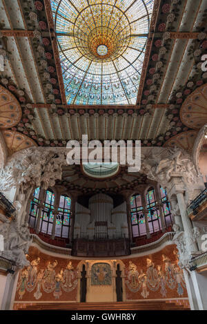 Der großzügige Innenraum des Palau De La Musica Catalana, mit seiner kunstvollen Glasmalereien, dekoriert Mauerwerk und kreatives Design. Stockfoto