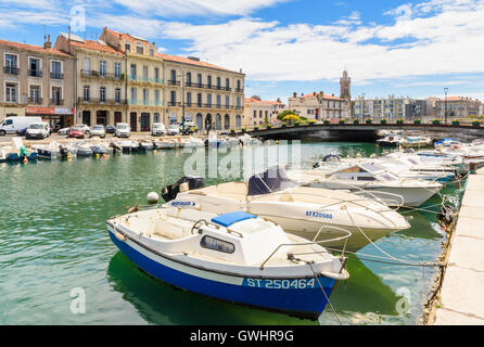 Kleine Boote vertäut am Quai de Bosc auf der Royal Canal verläuft durch die Mitte von Sète, Hérault, Frankreich Stockfoto