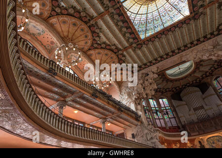 Der großzügige Innenraum des Palau De La Musica Catalana, mit seiner kunstvollen Glasmalereien, dekoriert Mauerwerk und kreatives Design. Stockfoto