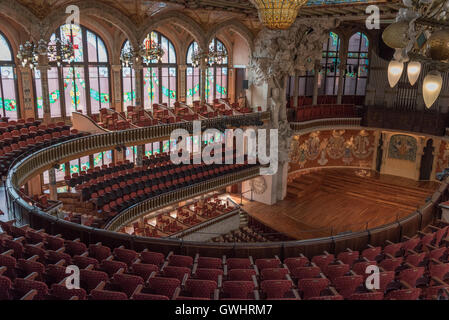 Der großzügige Innenraum des Palau De La Musica Catalana, mit seiner kunstvollen Glasmalereien, dekoriert Mauerwerk und kreatives Design. Stockfoto