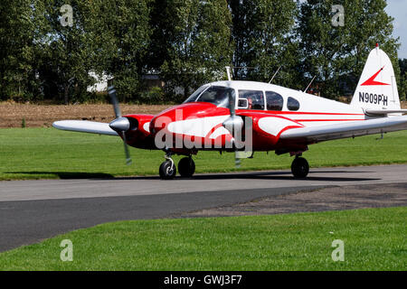 Piper PA-23-160 Apache N909PH Rollen am Breighton Flugplatz Stockfoto