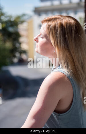 Porträt einer rote behaarte Frau die Sonne genießen Stockfoto