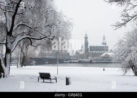 Dresden, Winterliche Altstadtansicht Vom Neustaedter Koenigsufer Stockfoto