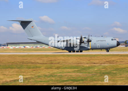 Airbus A400M von GAF landet auf dem Flughafen Stuttgart. Stockfoto