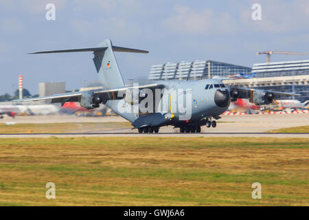 Airbus A400M von GAF landet auf dem Flughafen Stuttgart. Stockfoto