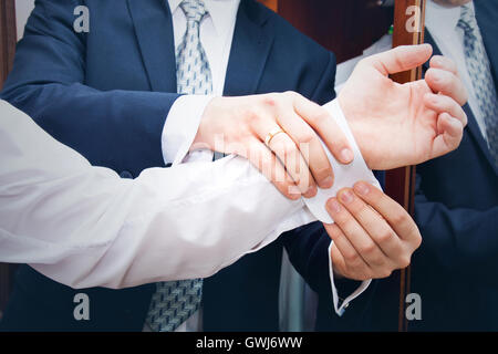 Bräutigam bereit, durch beste Mann heiraten. Ehe und Hochzeit-Konzept-Bild. Stockfoto