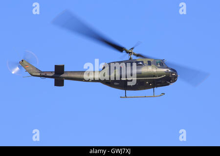 UH-1 Hubschrauber landet auf dem internationalen Flughafen Stuttgart Stockfoto