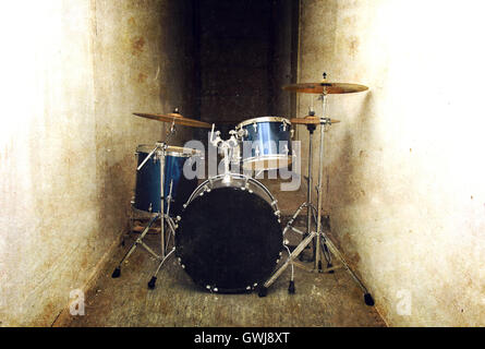 Konzeptbild Trommeln. Drum Set Schlagzeug und Becken in den dunklen Flur. Retro Vintage Grunge Bild. Stockfoto