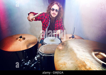 Konzeptbild Trommeln. Rock-Drummer am Schlagzeug zu spielen. Retro Vintage Instagram Bild. Stockfoto