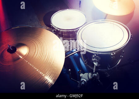 Konzeptbild Trommeln. Bild von Trommeln und Drumsticks auf Snare Drum liegen. Retro Vintage Instagram Bild. Stockfoto