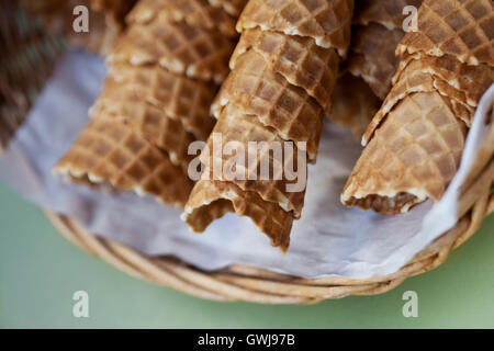 Eiscreme-Kegel auf einen Weidenkorb Stockfoto