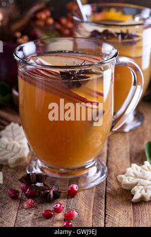 Glühwein Apfelwein mit kleinen Plätzchen Stockfoto