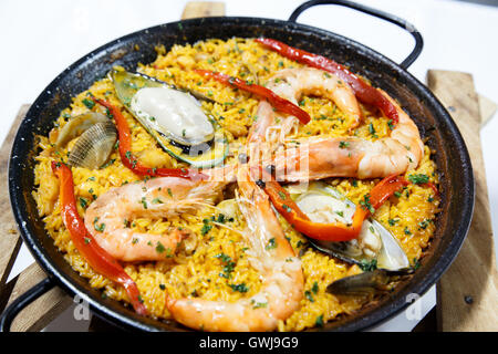 Meeresfrüchte-Paella in der Pfanne anbraten Stockfoto