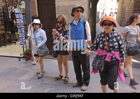 Japanische Touristen im mittelalterlichen Viertel von Barcelona Stockfoto