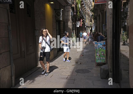 Japanische Touristen im mittelalterlichen Viertel von Barcelona Stockfoto