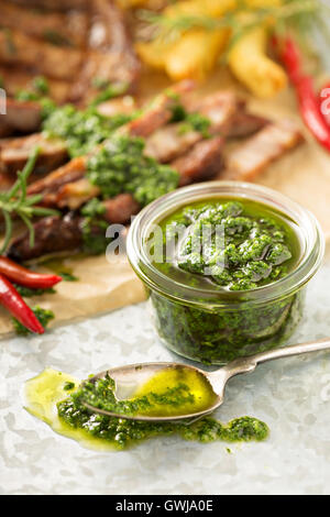 Grüne Chimichurri Sauce mit gegrilltem steak Stockfoto