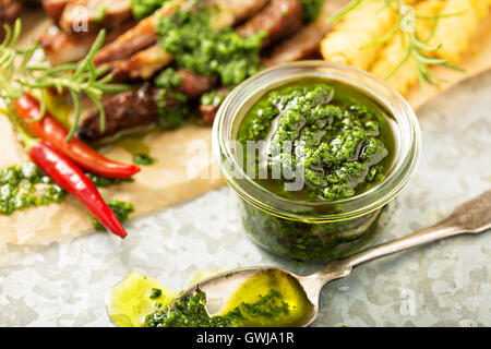 Grüne Chimichurri Sauce mit gegrilltem steak Stockfoto