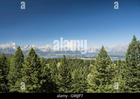 Blick auf den Grand Teton (Wyoming, USA) vom Signal Mountain, mit Jackson Lake vor. Stockfoto