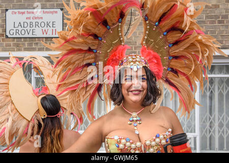 Zecher Stand in der Nähe der Ladbroke Grove Street in den frühen Morgenstunden warten auf Notting Hill Karneval Stockfoto