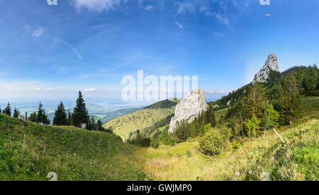 Chiemgauer Alpen, Chiemgauer Alpen: Gleitschirm am Berg Krampenwand, Blick auf See Chiemsee, Deutschland, Bayern, Bayern, Oberbayern Stockfoto