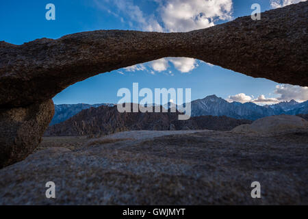 Drehmaschine Bogen Mt Irvine Muir und Whitney im Hintergrund Stockfoto