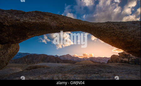 Drehmaschine Bogen Mt Irvine Muir und Whitney im Hintergrund Stockfoto