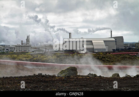 Geothermische Powerstion gebaut auf einem Lavafeld in Island Stockfoto