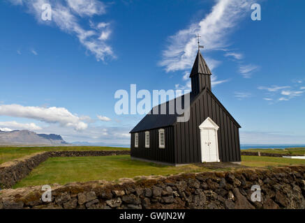 Remote Icelalandic lutherische Kirche an der Küste. Typische kleine einfache Struktur der isländischen Kirchen Stockfoto