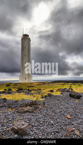 Isländische Leuchtturm gegen einen stürmischen Himmel auf der Halbinsel Snaefellsnes. HDR-Bild Stockfoto