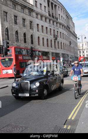 Ein London black cab auf der Faser. Stockfoto