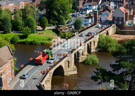 Datenverkehr über eine Brücke über den Fluss Severn in Bridgnorth, Shropshire, England, UK. Stockfoto