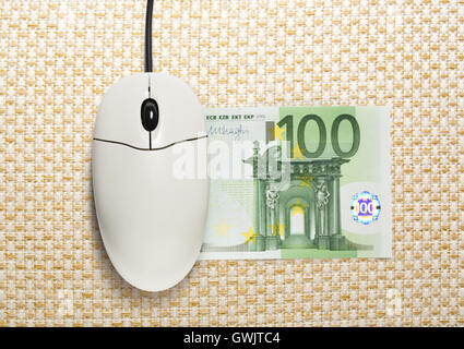 Computer-Maus und 100 Euro-Banknote auf Tuch Stockfoto