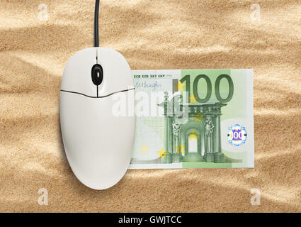 Computer-Maus und 100 Euro-Banknote auf sand Stockfoto