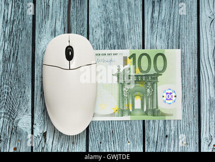 Computer-Maus und 100 Euro-Banknote auf Holz Stockfoto