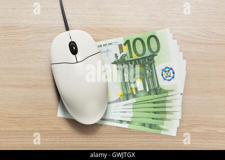 Computer-Maus und hundert Euro-Banknoten Stockfoto