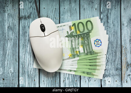 Computer-Maus und hundert Euro-Banknoten Stockfoto