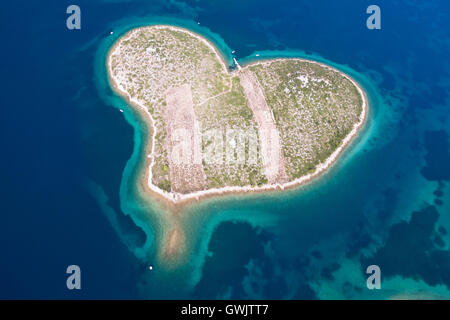 Luftaufnahme des Herzens geformt Galesnjak Insel an der Adria-Küste von Kroatien Stockfoto