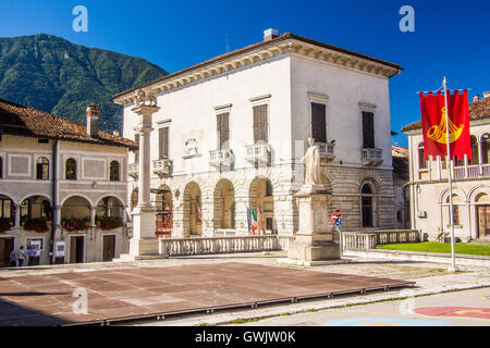 Piazza Maggiore, Feltre, einer Stadt im Dolomiti Bellunesi Nationalpark, Provinz Belluno, Region Venetien, Italien. Stockfoto