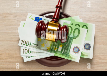 Holz Richter Hammer und hundert Euro Banknoten Stockfoto