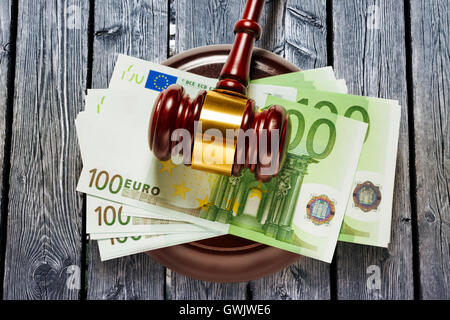 Holz Richter Hammer und hundert Euro Banknoten Stockfoto