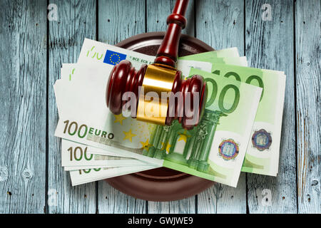 Holz Richter Hammer und hundert Euro Banknoten Stockfoto