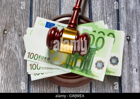 Holz Richter Hammer und hundert Euro Banknoten Stockfoto