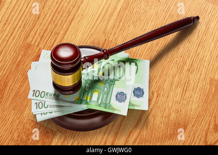 Holz Richter Hammer und hundert Euro Banknoten Stockfoto