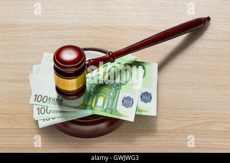 Holz Richter Hammer und hundert Euro Banknoten Stockfoto