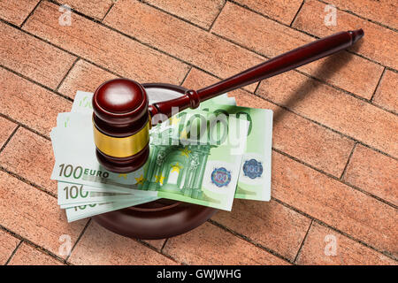 Holz Richter Hammer und hundert Euro Banknoten Stockfoto